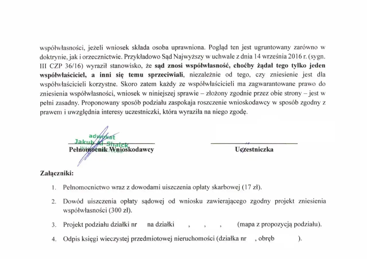 Współwłaściciele nieruchomości podpisują umowę
